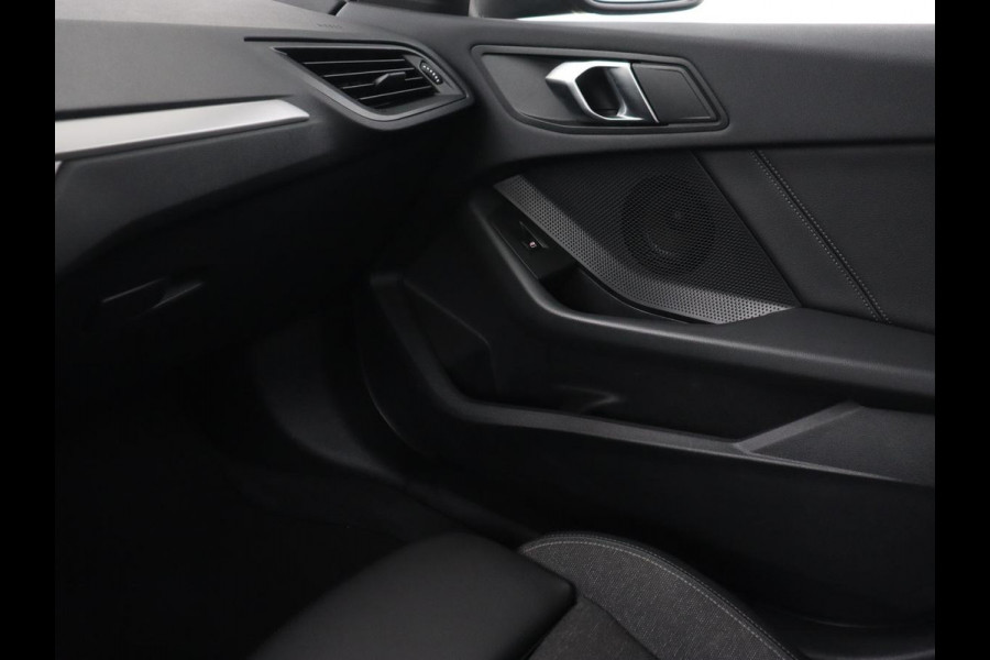 BMW 1-serie 120i Business Edition | Stoelverwarming | Sportstoelen | Carplay | Live Cockpit | Navigatie | Climate control | Parkeerhulp | Cruise control