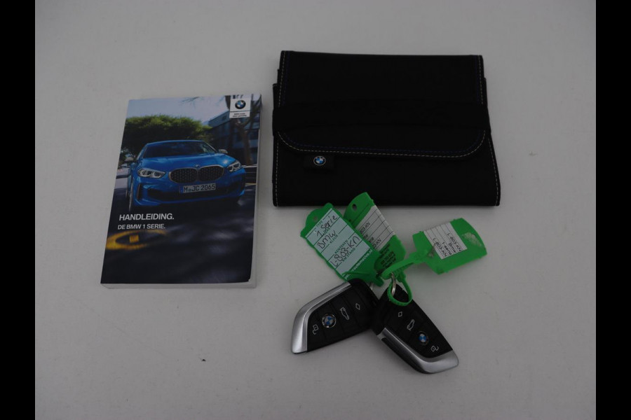 BMW 1-serie 120i Business Edition | Stoelverwarming | Sportstoelen | Carplay | Live Cockpit | Navigatie | Climate control | Parkeerhulp | Cruise control