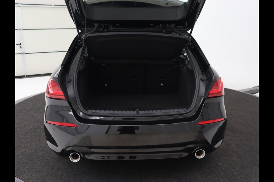 BMW 1-serie 120i Business Edition | Stoelverwarming | Sportstoelen | Carplay | Live Cockpit | Navigatie | Climate control | Parkeerhulp | Cruise control