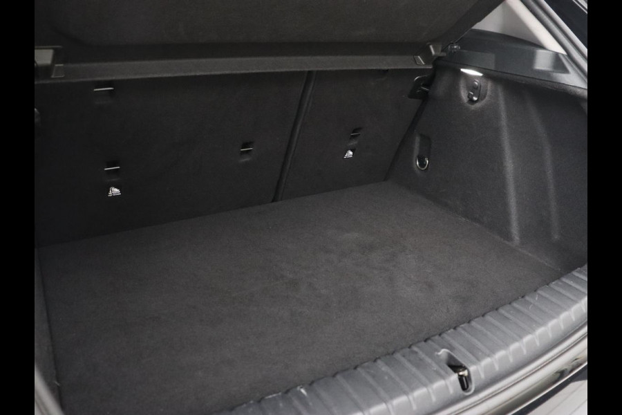 BMW 1-serie 120i Business Edition | Stoelverwarming | Sportstoelen | Carplay | Live Cockpit | Navigatie | Climate control | Parkeerhulp | Cruise control