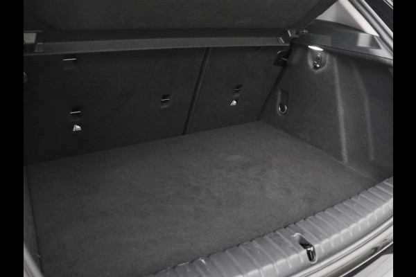 BMW 1-serie 120i Business Edition | Stoelverwarming | Sportstoelen | Carplay | Live Cockpit | Navigatie | Climate control | Parkeerhulp | Cruise control