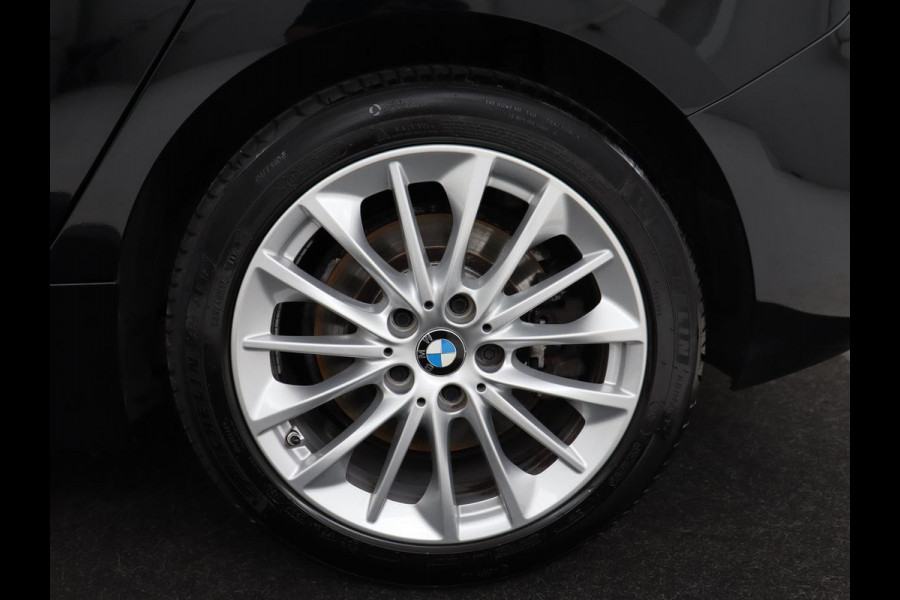 BMW 1-serie 120i Business Edition | Stoelverwarming | Sportstoelen | Carplay | Live Cockpit | Navigatie | Climate control | Parkeerhulp | Cruise control