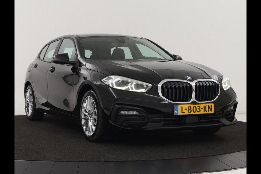 BMW 1-serie 120i Business Edition | Stoelverwarming | Sportstoelen | Carplay | Live Cockpit | Navigatie | Climate control | Parkeerhulp | Cruise control