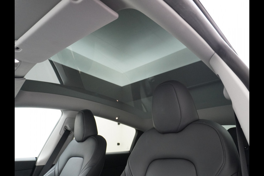 Tesla Model Y Long Range AWD 75kWh Warmtepomp Lmv 20" Autopilot FSD-Computer 3 Leder Panoramadak Elektr.Stuur+Stoel+Verwarmd Navi Ecc Premium  Camera's Elektr.AchterKlep Parkeer Assistent Sentry-Mode Privacyglas Bluetooth Dodehoek detector Connected services AMD-Ryzen Processor™ 1.600kg Trekvermogen Origineel Nederlandse Auto Garantie op Accu en Motor tot 24-03-2030 max. 192.000km