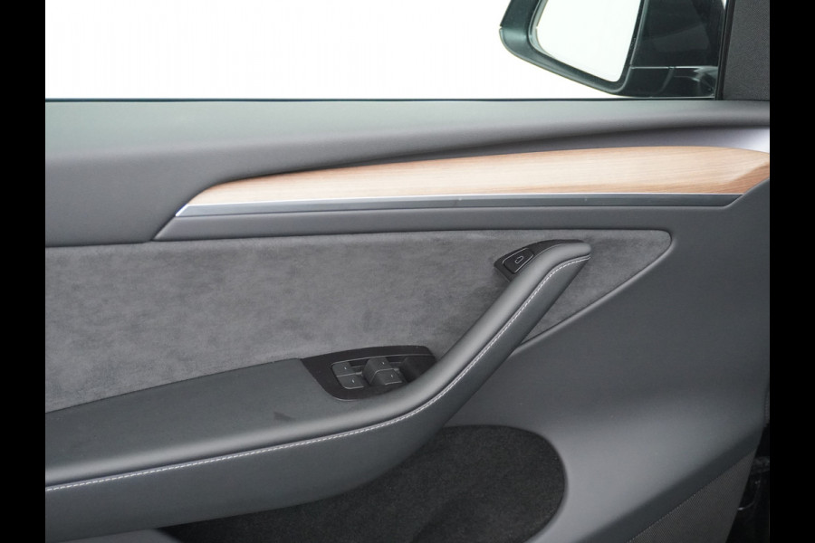 Tesla Model Y Long Range AWD 75kWh Warmtepomp Lmv 20" Autopilot FSD-Computer 3 Leder Panoramadak Elektr.Stuur+Stoel+Verwarmd Navi Ecc Premium  Camera's Elektr.AchterKlep Parkeer Assistent Sentry-Mode Privacyglas Bluetooth Dodehoek detector Connected services AMD-Ryzen Processor™ 1.600kg Trekvermogen Origineel Nederlandse Auto Garantie op Accu en Motor tot 24-03-2030 max. 192.000km