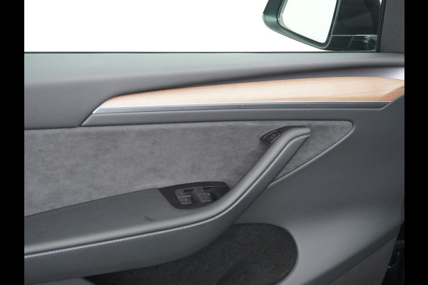 Tesla Model Y Long Range AWD 75kWh Warmtepomp Lmv 20" Autopilot FSD-Computer 3 Leder Panoramadak Elektr.Stuur+Stoel+Verwarmd Navi Ecc Premium  Camera's Elektr.AchterKlep Parkeer Assistent Sentry-Mode Privacyglas Bluetooth Dodehoek detector Connected services AMD-Ryzen Processor™ 1.600kg Trekvermogen Origineel Nederlandse Auto Garantie op Accu en Motor tot 24-03-2030 max. 192.000km