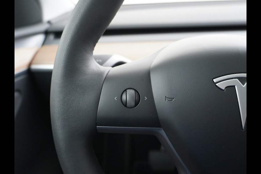 Tesla Model Y Long Range AWD 75kWh Warmtepomp Lmv 20" Autopilot FSD-Computer 3 Leder Panoramadak Elektr.Stuur+Stoel+Verwarmd Navi Ecc Premium  Camera's Elektr.AchterKlep Parkeer Assistent Sentry-Mode Privacyglas Bluetooth Dodehoek detector Connected services AMD-Ryzen Processor™ 1.600kg Trekvermogen Origineel Nederlandse Auto Garantie op Accu en Motor tot 24-03-2030 max. 192.000km