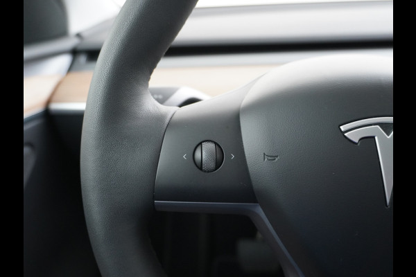 Tesla Model Y Long Range AWD 75kWh Warmtepomp Lmv 20" Autopilot FSD-Computer 3 Leder Panoramadak Elektr.Stuur+Stoel+Verwarmd Navi Ecc Premium  Camera's Elektr.AchterKlep Parkeer Assistent Sentry-Mode Privacyglas Bluetooth Dodehoek detector Connected services AMD-Ryzen Processor™ 1.600kg Trekvermogen Origineel Nederlandse Auto Garantie op Accu en Motor tot 24-03-2030 max. 192.000km