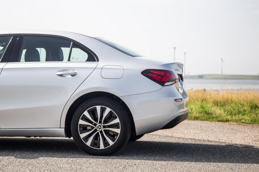 Mercedes-Benz A-Klasse A-Klasse Limousine A-Klasse Limousine A 250 e ( AUTOMAAT / LEDER / CRUISE CONTROLE / CAMERA / CARPLAY