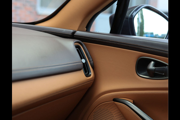 Aston Martin Dbx 4.0 V8 | Minotaur Green - Pano - Historie