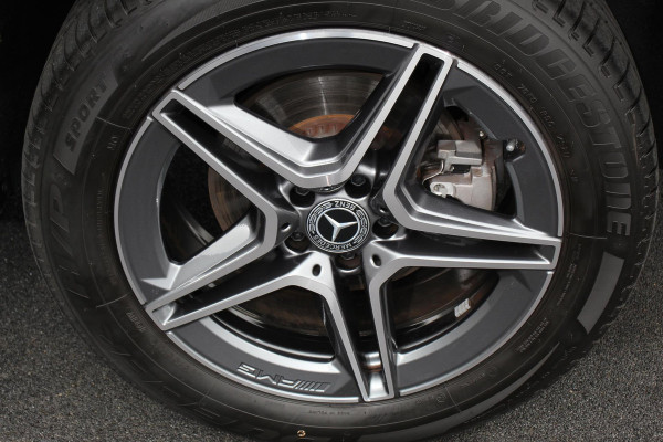 Mercedes-Benz GLC 300e 4MATIC AMG PHEV | Navigatie | Half leder Sportstoelen | Camera | Dab | Led | Electrisch bedienbare achterklep | 19"Lichtmetalen Velgen | Extra getint glas |