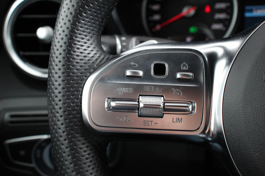 Mercedes-Benz GLC 300e 4MATIC AMG PHEV | Navigatie | Half leder Sportstoelen | Camera | Dab | Led | Electrisch bedienbare achterklep | 19"Lichtmetalen Velgen | Extra getint glas |