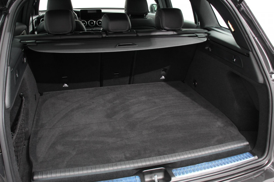Mercedes-Benz GLC 300e 4MATIC AMG PHEV | Navigatie | Half leder Sportstoelen | Camera | Dab | Led | Electrisch bedienbare achterklep | 19"Lichtmetalen Velgen | Extra getint glas |
