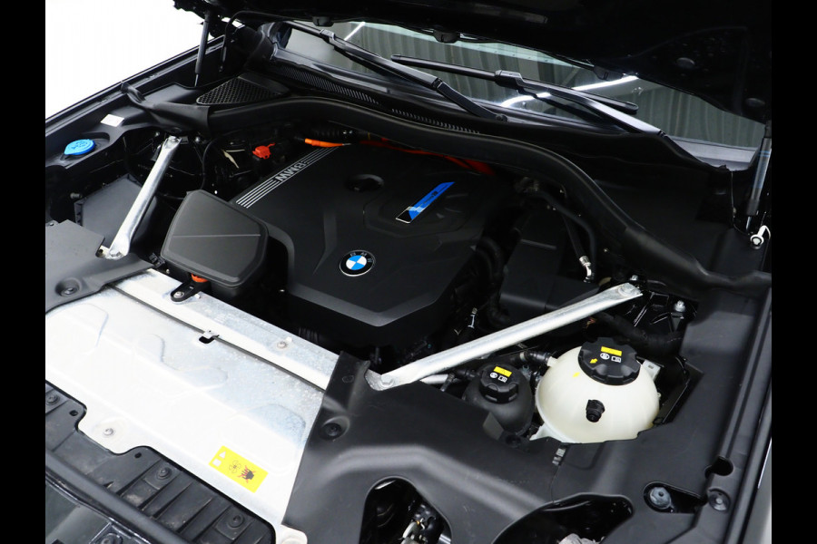 BMW X3 xDrive30e LCI 292PK | Leder | Sportstoelen | Zwarte Hemel | Camera | DAB | Carplay