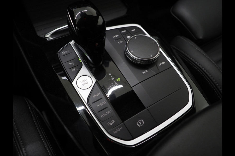 BMW X3 xDrive30e LCI 292PK | Leder | Sportstoelen | Zwarte Hemel | Camera | DAB | Carplay