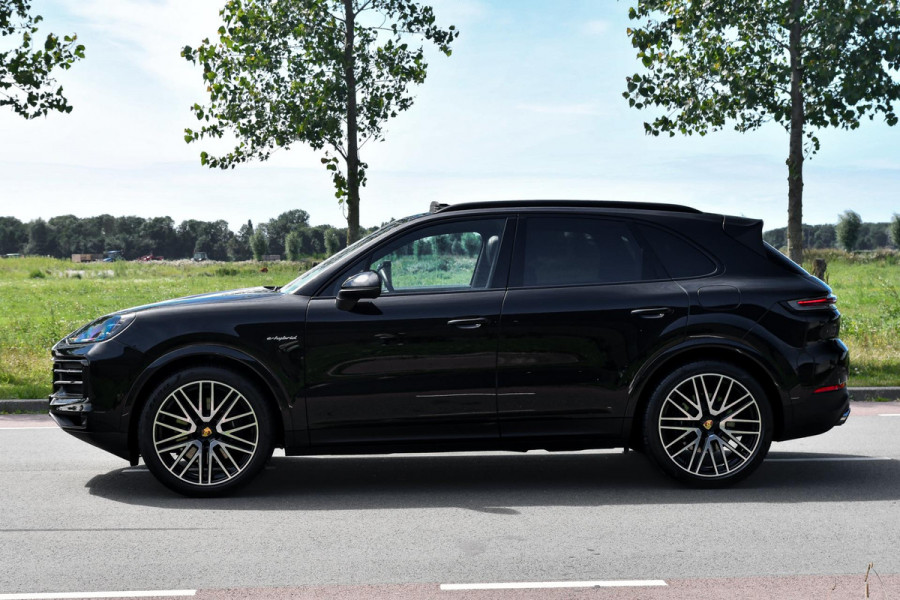 Porsche Cayenne 3.0 E-Hybrid. Nw Model, Chrono, Luchtvering, Pano, Memory, ACC, Camera, Trekhaak, Sfeer!