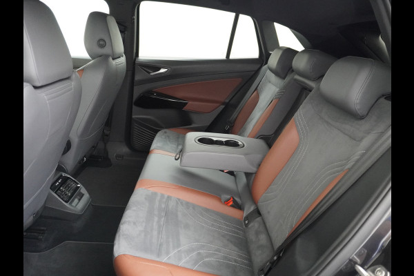 Volkswagen ID.4 1st 77kWh 204PK Trekhaak first Warmtepomp Adap.Cruise Apple Carplay/Android Auto Navi Ecc Pdc Head-Up Display DAB Keyless Matrix Stoelverwarming Rijstrooksensor Geluidsisolerend glas Connected services Draadloze telefoonlader Verkeersbord detectie Origineel Nederlandse Auto €48.913,- Nieuwprijs