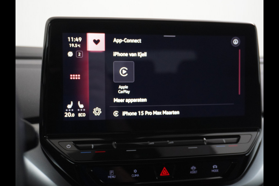 Volkswagen ID.4 1st 77kWh 204PK Trekhaak first Warmtepomp Adap.Cruise Apple Carplay/Android Auto Navi Ecc Pdc Head-Up Display DAB Keyless Matrix Stoelverwarming Rijstrooksensor Geluidsisolerend glas Connected services Draadloze telefoonlader Verkeersbord detectie Origineel Nederlandse Auto €48.913,- Nieuwprijs