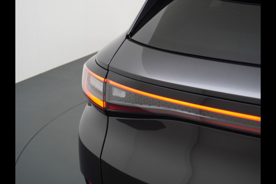 Volkswagen ID.4 1st 77kWh 204PK Trekhaak first Warmtepomp Adap.Cruise Apple Carplay/Android Auto Navi Ecc Pdc Head-Up Display DAB Keyless Matrix Stoelverwarming Rijstrooksensor Geluidsisolerend glas Connected services Draadloze telefoonlader Verkeersbord detectie Origineel Nederlandse Auto €48.913,- Nieuwprijs