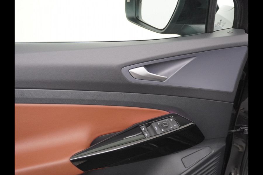 Volkswagen ID.4 1st 77kWh 204PK Trekhaak first Warmtepomp Adap.Cruise Apple Carplay/Android Auto Navi Ecc Pdc Head-Up Display DAB Keyless Matrix Stoelverwarming Rijstrooksensor Geluidsisolerend glas Connected services Draadloze telefoonlader Verkeersbord detectie Origineel Nederlandse Auto €48.913,- Nieuwprijs