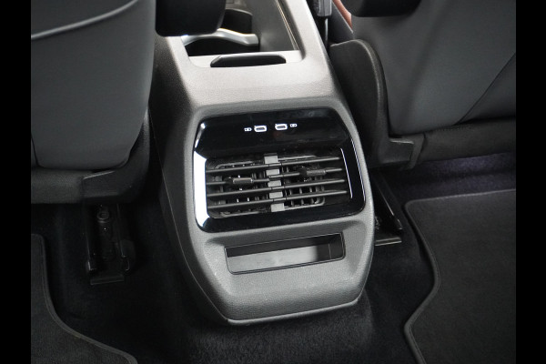 Volkswagen ID.4 1st 77kWh 204PK Trekhaak first Warmtepomp Adap.Cruise Apple Carplay/Android Auto Navi Ecc Pdc Head-Up Display DAB Keyless Matrix Stoelverwarming Rijstrooksensor Geluidsisolerend glas Connected services Draadloze telefoonlader Verkeersbord detectie Origineel Nederlandse Auto €48.913,- Nieuwprijs