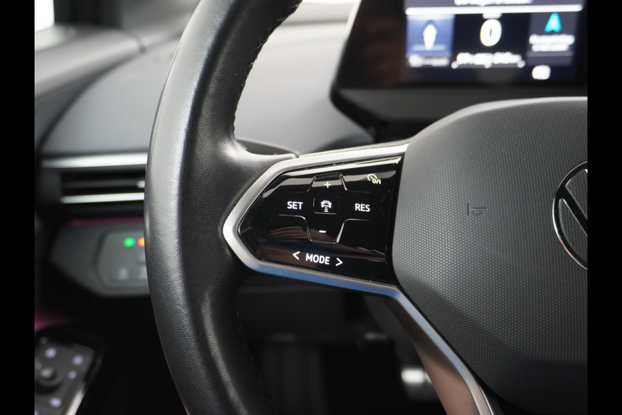 Volkswagen ID.4 1st 77kWh 204PK Trekhaak first Warmtepomp Adap.Cruise Apple Carplay/Android Auto Navi Ecc Pdc Head-Up Display DAB Keyless Matrix Stoelverwarming Rijstrooksensor Geluidsisolerend glas Connected services Draadloze telefoonlader Verkeersbord detectie Origineel Nederlandse Auto €48.913,- Nieuwprijs
