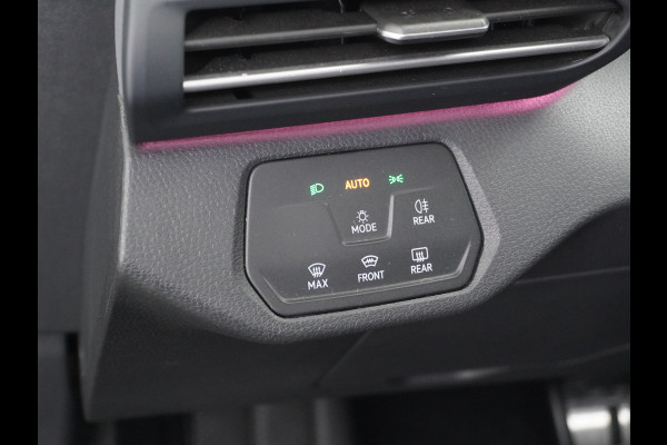 Volkswagen ID.4 1st 77kWh 204PK Trekhaak first Warmtepomp Adap.Cruise Apple Carplay/Android Auto Navi Ecc Pdc Head-Up Display DAB Keyless Matrix Stoelverwarming Rijstrooksensor Geluidsisolerend glas Connected services Draadloze telefoonlader Verkeersbord detectie Origineel Nederlandse Auto €48.913,- Nieuwprijs