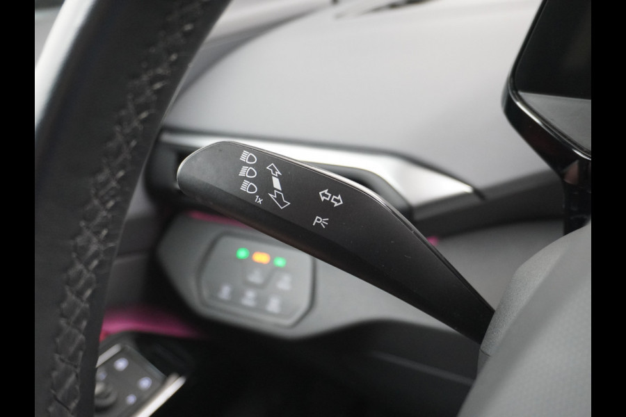Volkswagen ID.4 1st 77kWh 204PK Trekhaak first Warmtepomp Adap.Cruise Apple Carplay/Android Auto Navi Ecc Pdc Head-Up Display DAB Keyless Matrix Stoelverwarming Rijstrooksensor Geluidsisolerend glas Connected services Draadloze telefoonlader Verkeersbord detectie Origineel Nederlandse Auto €48.913,- Nieuwprijs