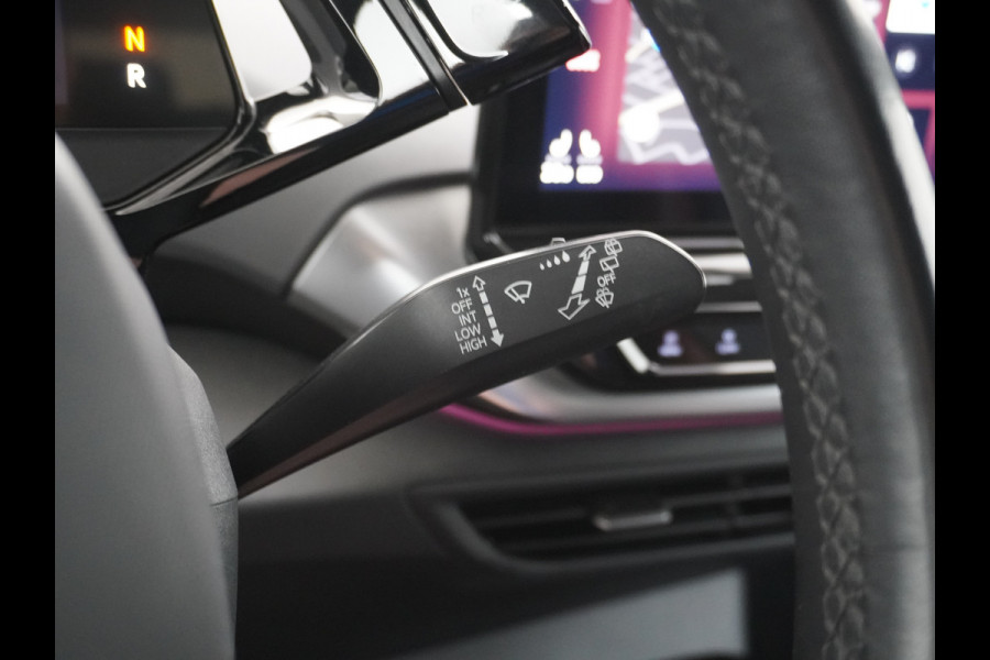 Volkswagen ID.4 1st 77kWh 204PK Trekhaak first Warmtepomp Adap.Cruise Apple Carplay/Android Auto Navi Ecc Pdc Head-Up Display DAB Keyless Matrix Stoelverwarming Rijstrooksensor Geluidsisolerend glas Connected services Draadloze telefoonlader Verkeersbord detectie Origineel Nederlandse Auto €48.913,- Nieuwprijs