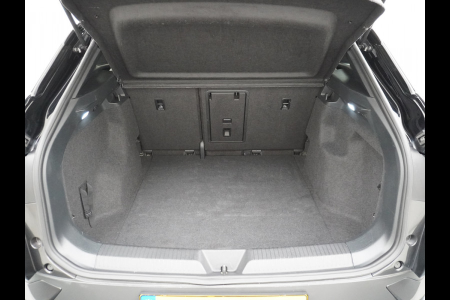Volkswagen ID.4 1st 77kWh 204PK Trekhaak first Warmtepomp Adap.Cruise Apple Carplay/Android Auto Navi Ecc Pdc Head-Up Display DAB Keyless Matrix Stoelverwarming Rijstrooksensor Geluidsisolerend glas Connected services Draadloze telefoonlader Verkeersbord detectie Origineel Nederlandse Auto €48.913,- Nieuwprijs