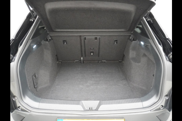 Volkswagen ID.4 1st 77kWh 204PK Trekhaak first Warmtepomp Adap.Cruise Apple Carplay/Android Auto Navi Ecc Pdc Head-Up Display DAB Keyless Matrix Stoelverwarming Rijstrooksensor Geluidsisolerend glas Connected services Draadloze telefoonlader Verkeersbord detectie Origineel Nederlandse Auto €48.913,- Nieuwprijs