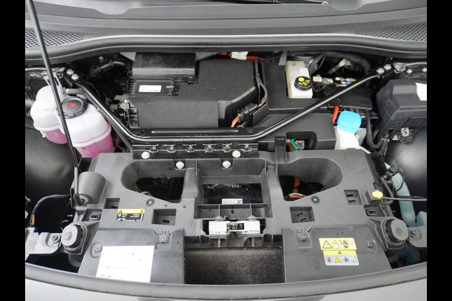Volkswagen ID.4 1st 77kWh 204PK Trekhaak first Warmtepomp Adap.Cruise Apple Carplay/Android Auto Navi Ecc Pdc Head-Up Display DAB Keyless Matrix Stoelverwarming Rijstrooksensor Geluidsisolerend glas Connected services Draadloze telefoonlader Verkeersbord detectie Origineel Nederlandse Auto €48.913,- Nieuwprijs