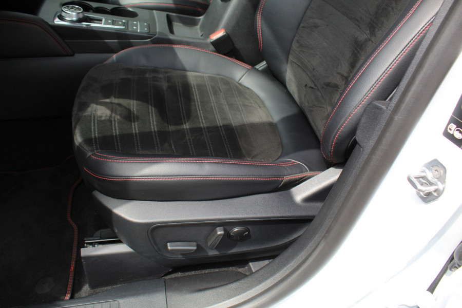 Ford Kuga 2.5 PHEV ST-Line X , In nieuw staat , Hoge Zit en veel comfort Climate control , Navigatie , Camera ,Stoel en voorruit verwarming Parkeersensoren rondom , Elek.bestuurstoel 1500kg trekgewicht
