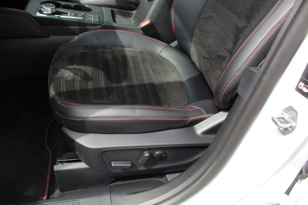 Ford Kuga 2.5 PHEV ST-Line X , In nieuw staat , Hoge Zit en veel comfort Climate control , Navigatie , Camera ,Stoel en voorruit verwarming Parkeersensoren rondom , Elek.bestuurstoel 1500kg trekgewicht