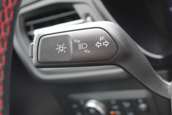 Ford Kuga 2.5 PHEV ST-Line X , In nieuw staat , Hoge Zit en veel comfort Climate control , Navigatie , Camera ,Stoel en voorruit verwarming Parkeersensoren rondom , Elek.bestuurstoel 1500kg trekgewicht