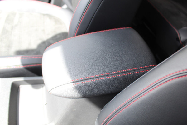Ford Kuga 2.5 PHEV ST-Line X , In nieuw staat , Hoge Zit en veel comfort Climate control , Navigatie , Camera ,Stoel en voorruit verwarming Parkeersensoren rondom , Elek.bestuurstoel 1500kg trekgewicht