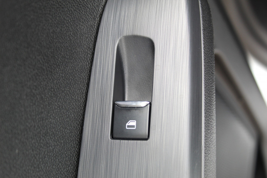 Ford Kuga 2.5 PHEV ST-Line X , In nieuw staat , Hoge Zit en veel comfort Climate control , Navigatie , Camera ,Stoel en voorruit verwarming Parkeersensoren rondom , Elek.bestuurstoel 1500kg trekgewicht