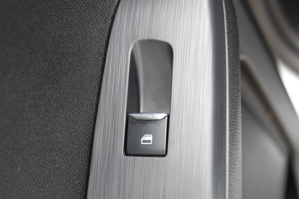 Ford Kuga 2.5 PHEV ST-Line X , In nieuw staat , Hoge Zit en veel comfort Climate control , Navigatie , Camera ,Stoel en voorruit verwarming Parkeersensoren rondom , Elek.bestuurstoel 1500kg trekgewicht