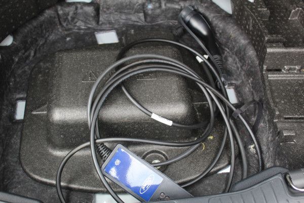 Ford Kuga 2.5 PHEV ST-Line X , In nieuw staat , Hoge Zit en veel comfort Climate control , Navigatie , Camera ,Stoel en voorruit verwarming Parkeersensoren rondom , Elek.bestuurstoel 1500kg trekgewicht