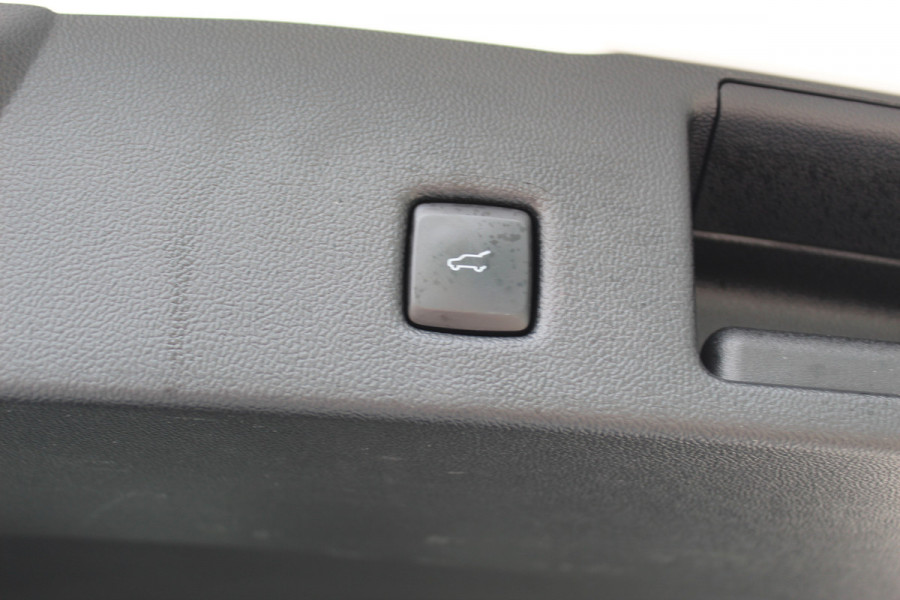 Ford Kuga 2.5 PHEV ST-Line X , In nieuw staat , Hoge Zit en veel comfort Climate control , Navigatie , Camera ,Stoel en voorruit verwarming Parkeersensoren rondom , Elek.bestuurstoel 1500kg trekgewicht