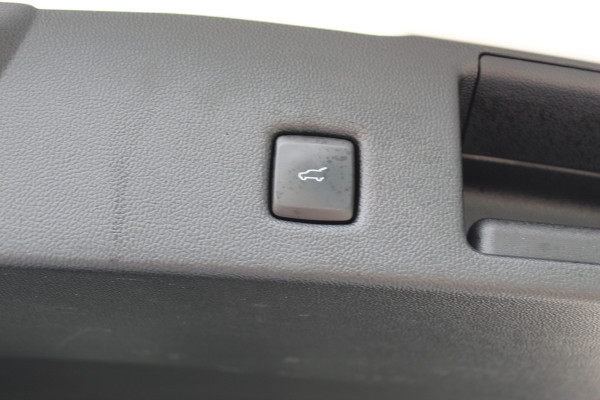 Ford Kuga 2.5 PHEV ST-Line X , In nieuw staat , Hoge Zit en veel comfort Climate control , Navigatie , Camera ,Stoel en voorruit verwarming Parkeersensoren rondom , Elek.bestuurstoel 1500kg trekgewicht
