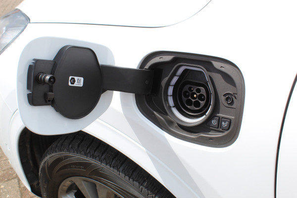 Ford Kuga 2.5 PHEV ST-Line X , In nieuw staat , Hoge Zit en veel comfort Climate control , Navigatie , Camera ,Stoel en voorruit verwarming Parkeersensoren rondom , Elek.bestuurstoel 1500kg trekgewicht