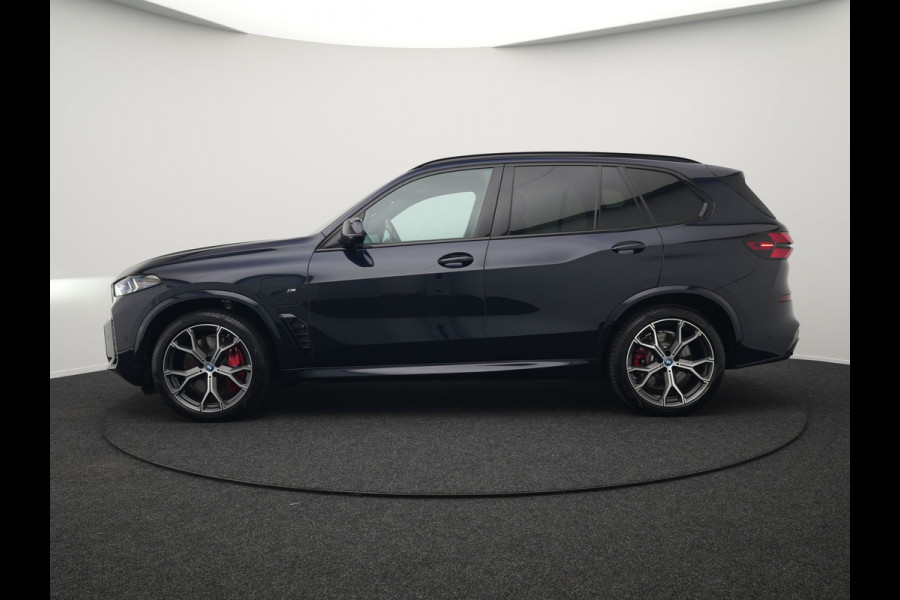 BMW X5 xDrive50e M Sport Plug In Hybrid 490pk Dealer O.H PHEV | Head Up | 360 Camera | Adaptive Cruise | Individual Lederen Comfortstoelen Memory & Verwarmd | Apple Carplay | Widescreen Navigatie | Carbon Interieur | Luchtvering | Front Assist |