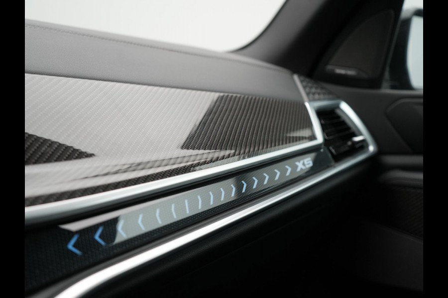 BMW X5 xDrive50e M Sport Plug In Hybrid 490pk Dealer O.H PHEV | Head Up | 360 Camera | Adaptive Cruise | Individual Lederen Comfortstoelen Memory & Verwarmd | Apple Carplay | Widescreen Navigatie | Carbon Interieur | Luchtvering | Front Assist |