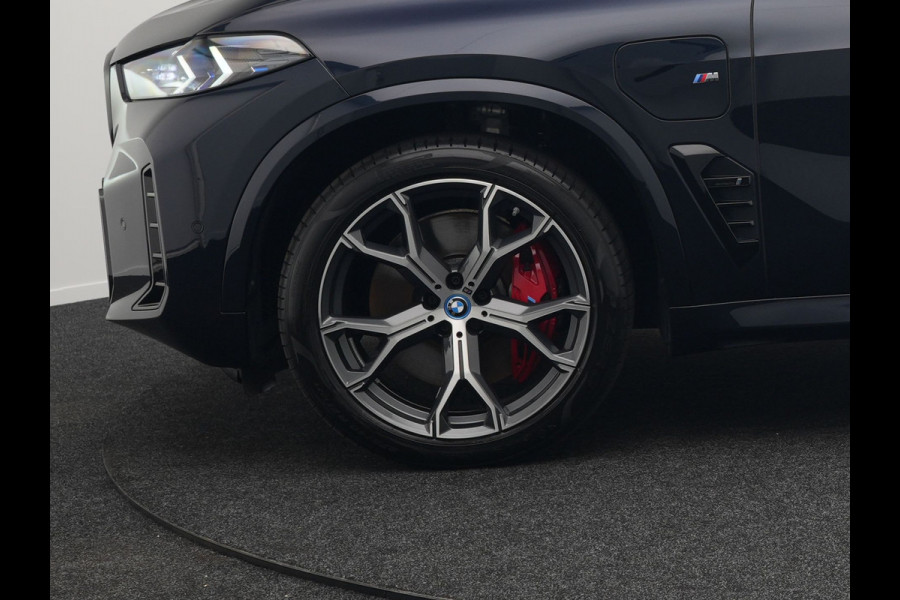 BMW X5 xDrive50e M Sport Plug In Hybrid 490pk Dealer O.H PHEV | Head Up | 360 Camera | Adaptive Cruise | Individual Lederen Comfortstoelen Memory & Verwarmd | Apple Carplay | Widescreen Navigatie | Carbon Interieur | Luchtvering | Front Assist |