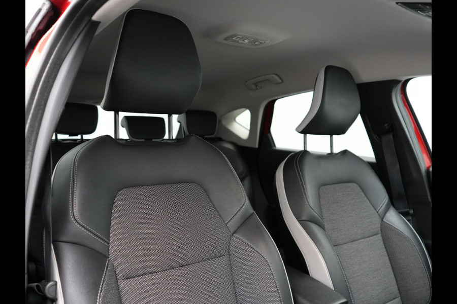 Renault Captur 1.3 TCe 140 Intens Automaat 141pk | Apple Carplay | Sportstoelen | Navigatie | Camera | DAB | L.M. 18" | Cruise Control |