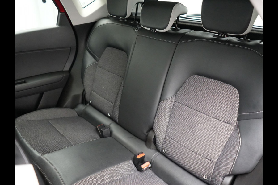 Renault Captur 1.3 TCe 140 Intens Automaat 141pk | Apple Carplay | Sportstoelen | Navigatie | Camera | DAB | L.M. 18" | Cruise Control |