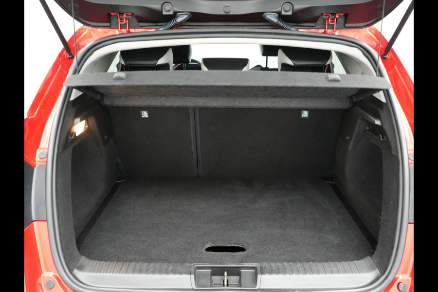 Renault Captur 1.3 TCe 140 Intens Automaat 141pk | Apple Carplay | Sportstoelen | Navigatie | Camera | DAB | L.M. 18" | Cruise Control |