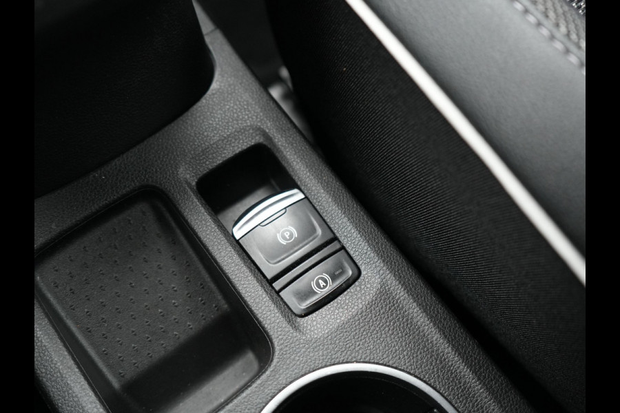 Renault Captur 1.3 TCe 140 Intens Automaat 141pk | Apple Carplay | Sportstoelen | Navigatie | Camera | DAB | L.M. 18" | Cruise Control |