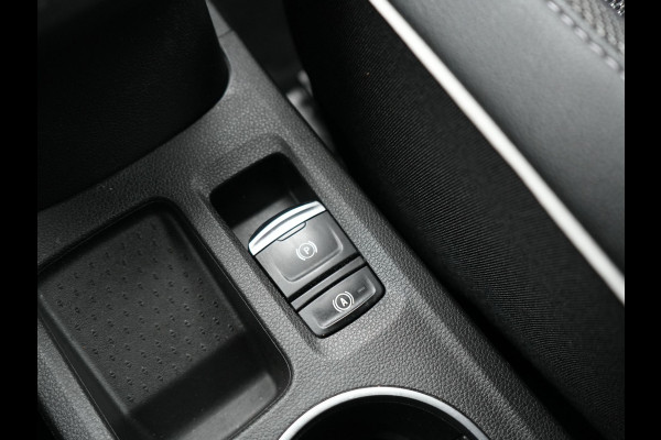 Renault Captur 1.3 TCe 140 Intens Automaat 141pk | Apple Carplay | Sportstoelen | Navigatie | Camera | DAB | L.M. 18" | Cruise Control |